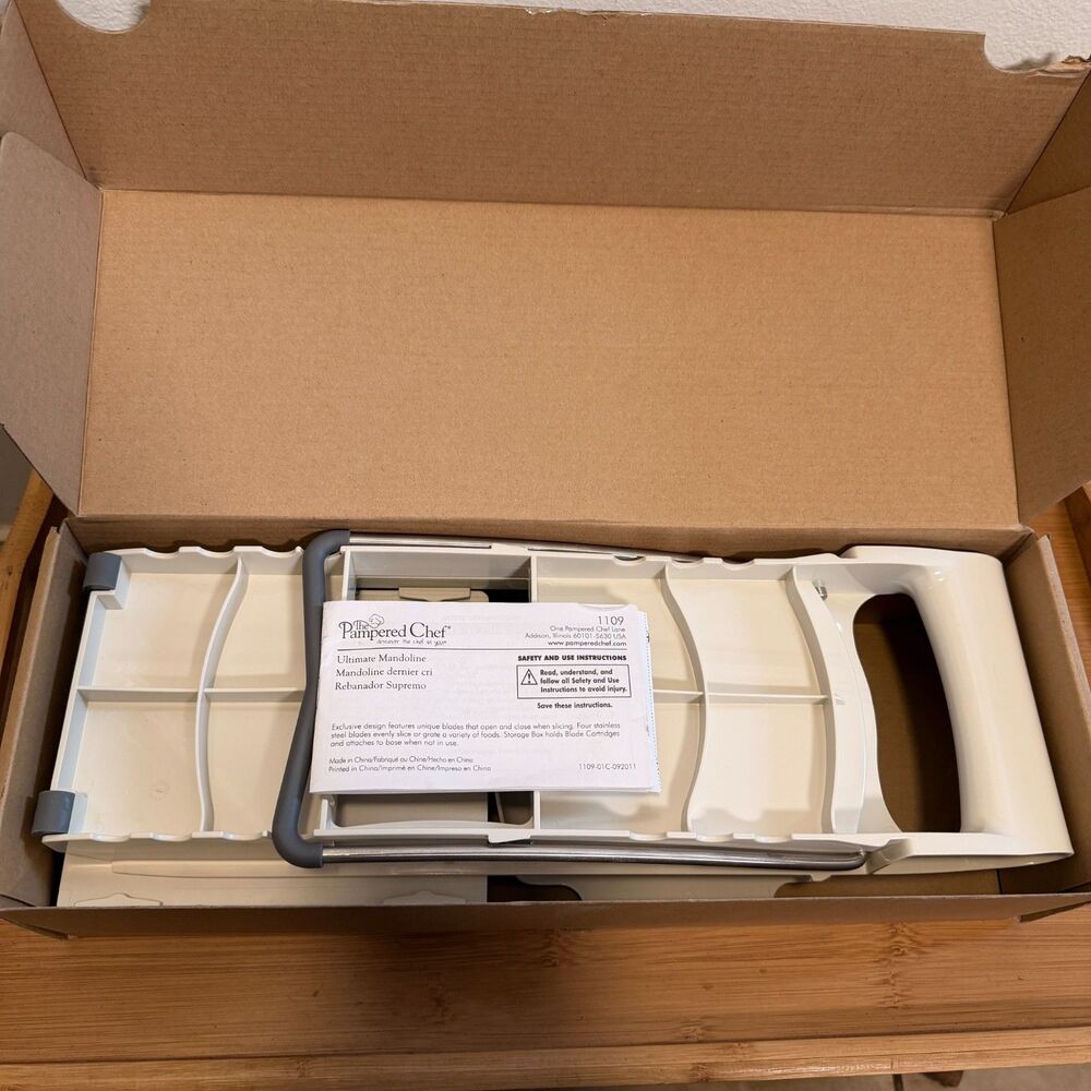 Pampered Chef Ultimate Mandoline 1109 Open Box 4 Blades Complete Set w/ Box